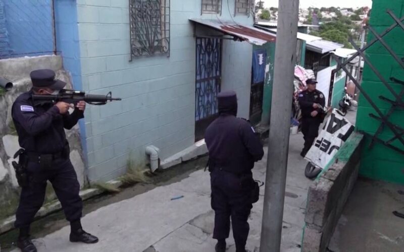 Amnistía señala que en El Salvador ocurren graves violaciones de los derechos humanos y que al menos 18 personas murieron en represiones contra pandillas
