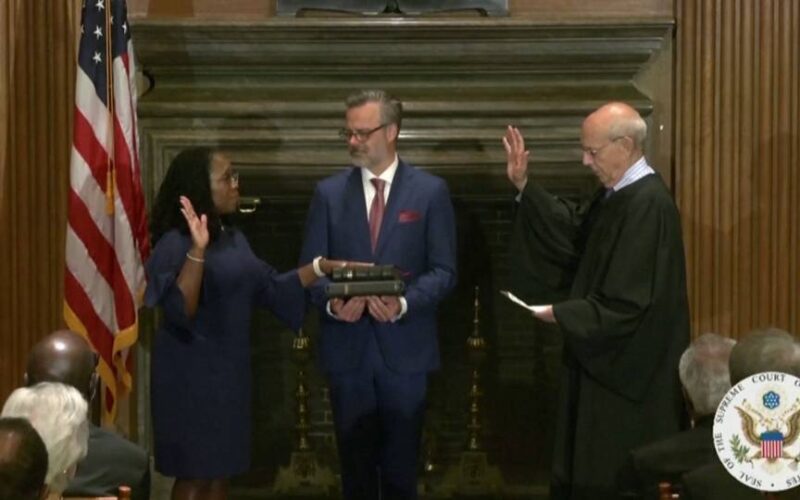 La jueza Ketanji Brown Jackson presta juramento como primera mujer negra en la Corte Suprema de EE.UU.