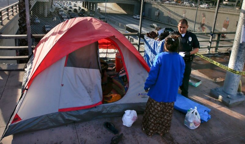 Los Ángeles: Prohíben que personas sin techo acampen cerca de las escuelas