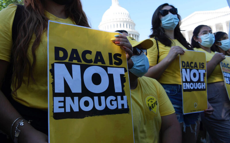 Gobierno de Biden codificará en la ley federal el programa migratorio de DACA