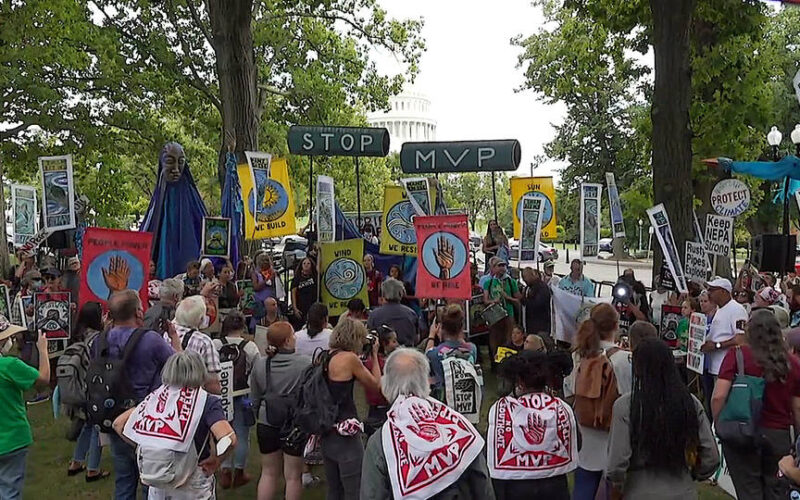 Activistas protestan contra los cambios en los permisos para proyectos de extracción de petróleo y gas