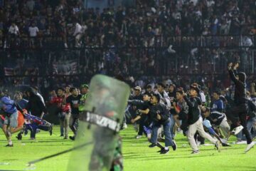 Unos 125 muertos deja estampida en estadio de Indonesia