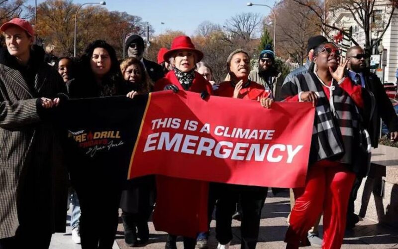 Activistas contra el cambio climático denuncian el “acuerdo contaminante” del senador Joe Manchin