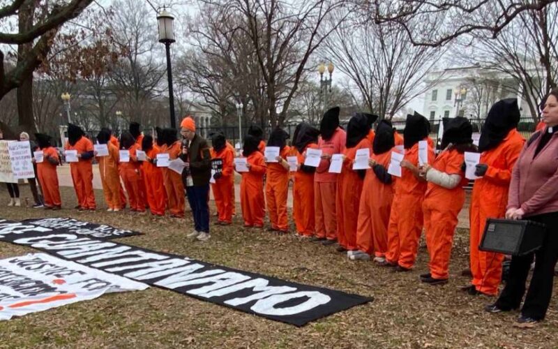 En el aniversario 21 de la reapertura de Guantánamo, manifestantes exigen el cierre de la prisión