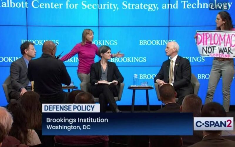 La organización CodePink interrumpe una charla sobre las políticas de Defensa de EE.UU.