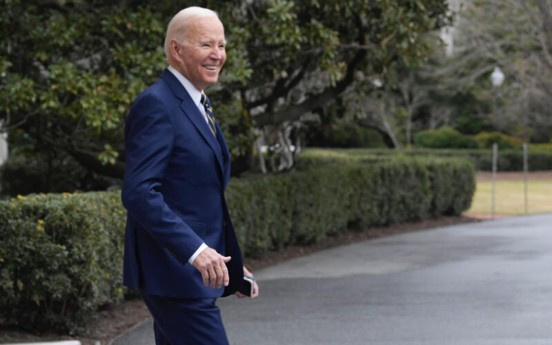 El presidente Biden visita zonas seriamente dañadas por tormentas en California