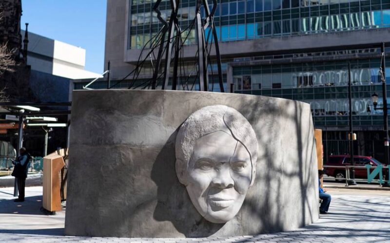 Reemplazan estatua de Cristóbal Colón por la de la abolicionista Harriet Tubman