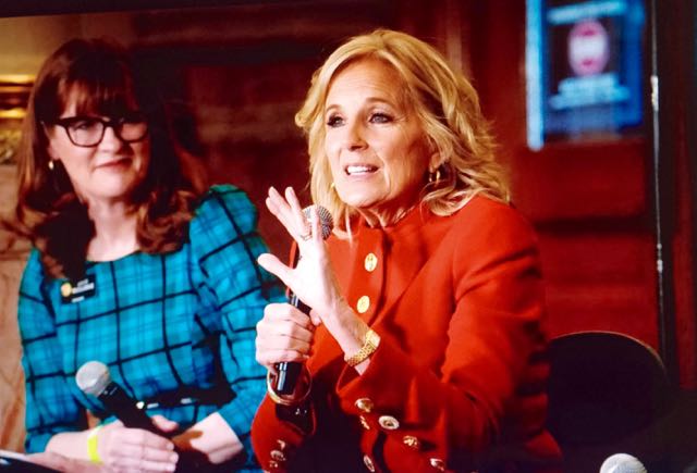 Jill Biden quiere en la Casa Blanca a las campeonas y subcampeonas de básquetbol colegial