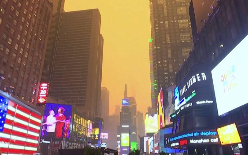 El humo de los incendios forestales en Canadá cubre vastas extensiones de América del Norte y tiñe de naranja el cielo de Nueva York