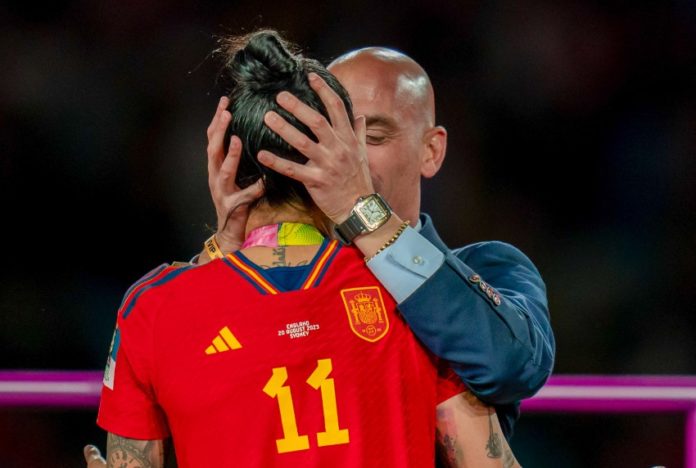 Un beso inapropiado podría costarle el cargo al presidente de la Federación Española de Fútbol