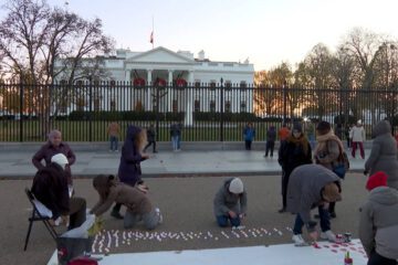 Activistas y legisladores estatales inician huelga de hambre frente a la Casa Blanca