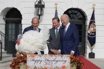Biden perdona la vida a dos pavos por Acción de Gracias