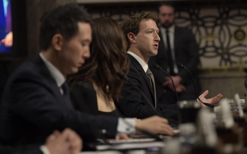 Mark Zuckerberg pide disculpas a familias