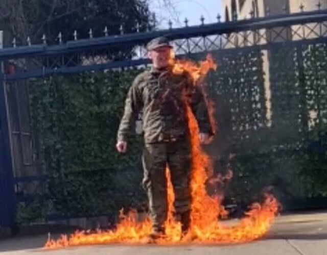 Fallece soldado de EE.UU. tras inmolarse frente a la embajada de Israel en Washington