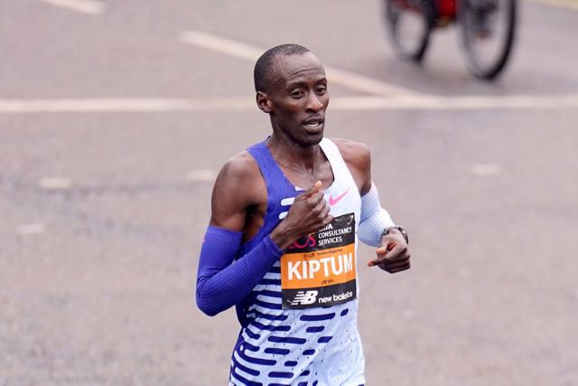 Muere el maratonista Kelvin Kiptum en accidente automovilístico