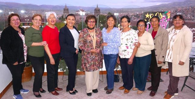 Educadora Yolanda Bustamante, al frente de la rama femenina     de Hermandad del Santo Sepulcro y Virgen Dolorosa