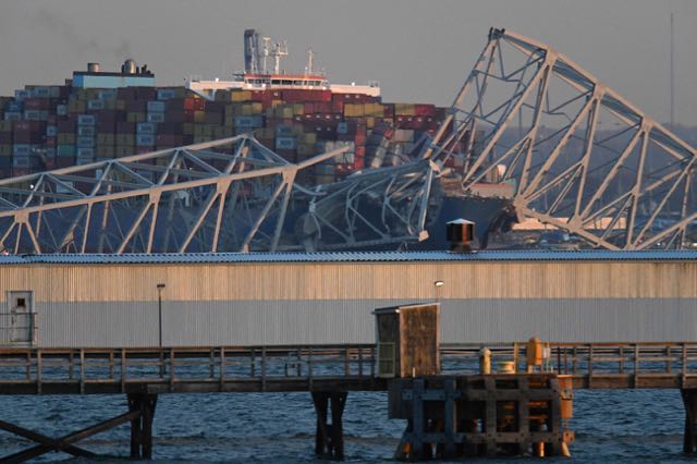 Un barco choca y derriba gigantesco puente en Baltimore