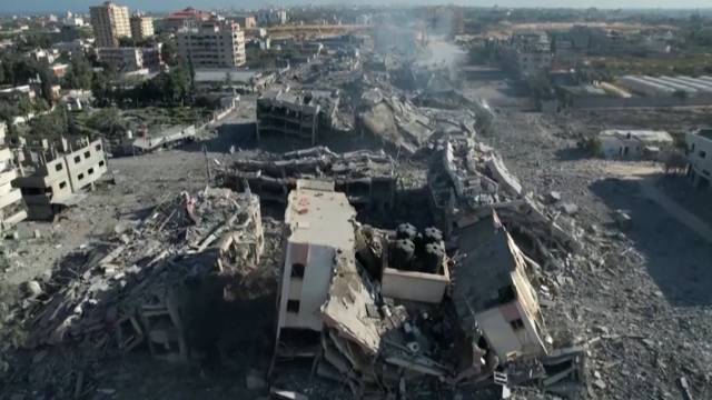 Los lanzamientos aéreos de bombas y pan sobre Gaza