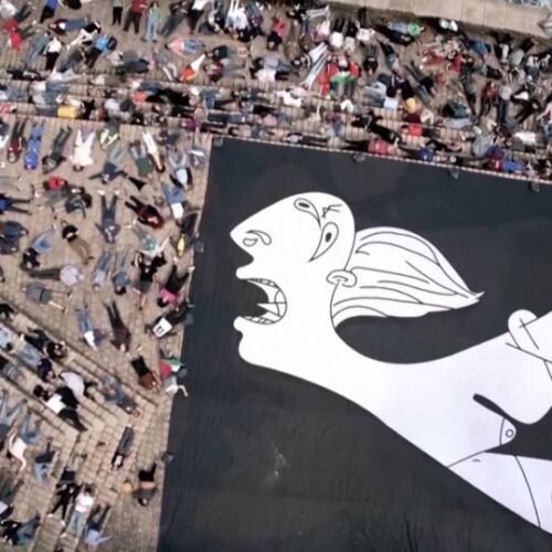 Manifestantes vascos representan el “Guernica” de Picasso en homenaje a las víctimas de Gaza