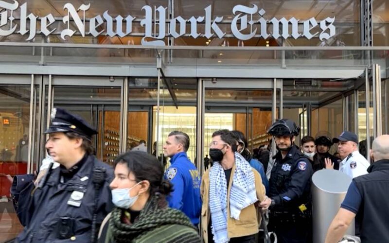 Unos 100 activistas son arrestados tras ocupar el edificio del periódico The New York Times