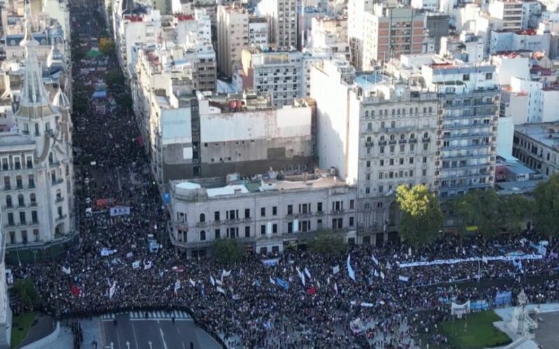 Argentina: cientos de miles de personas protestan contra planes del presidente Milei