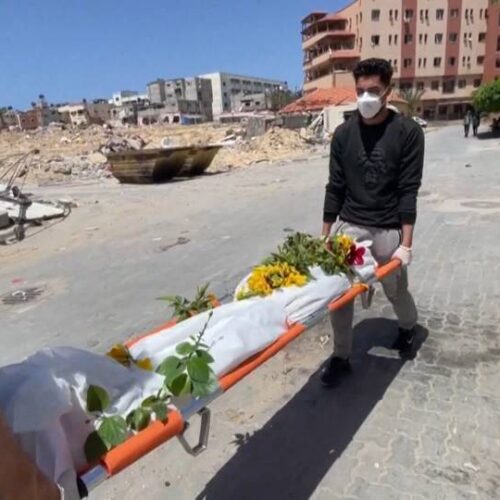 Hallan más cadáveres en la fosa común del hospital Nasser en Gaza
