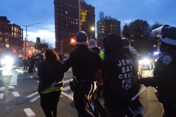 La policía arresta a 300 activistas judíos que celebraban en las calles de Brooklyn