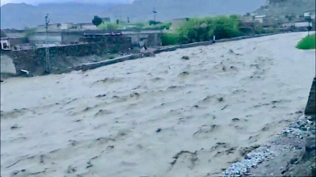 Lluvias torrenciales dejan al menos 100 personas muertas en Pakistán y Afganistán
