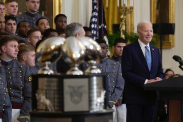 Presidente Biden festeja con equipo campeón de fútbol americano