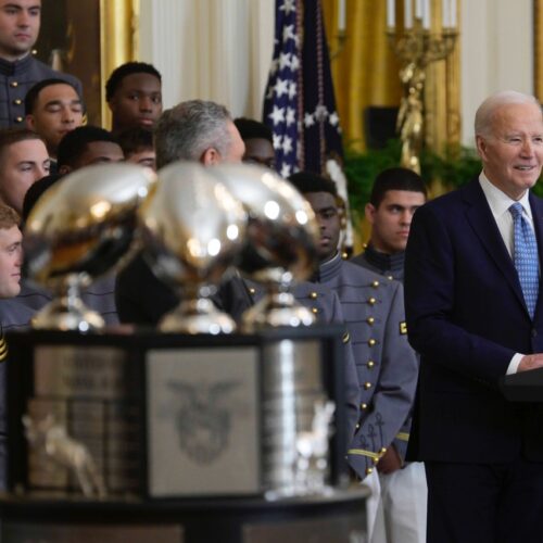 Presidente Biden festeja con equipo campeón de fútbol americano