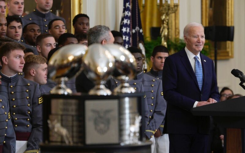 Presidente Biden festeja con equipo campeón de fútbol americano