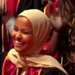 La mejor estudiante de la Universidad del Sur de California recibe gran ovación en ceremonia de graduación alternativa