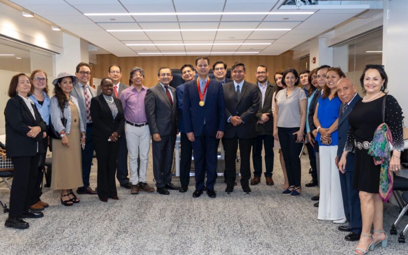 Condecoran con medalla Inca Garcilaso de la Vega al Cónsul General del Perú en Washington