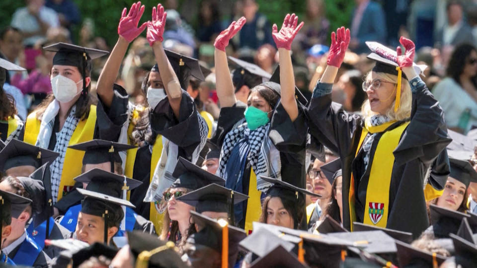 Estudiantes de Yale se retiran durante la ceremonia de graduación