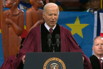Biden es recibido con protestas en ceremonia de graduación