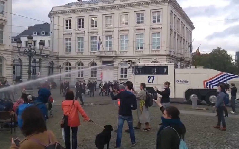 Bélgica: La policía arresta a 132 activistas contra el cambio climático durante un acto de desobediencia civil pacífica