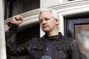 Julian Assange queda libre tras un acuerdo con EE.UU. y abandona Inglaterra