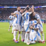 Argentina gana a Perú 2-0 con goles de Lautaro Martínez