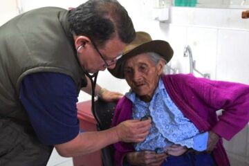 Médicos peruanos en EE.UU. ayudan a pacientes enfermos en zona andina de Perú