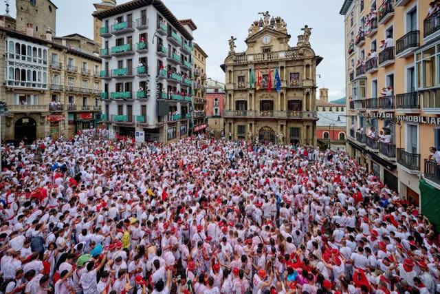 La controversial fiesta de San Fermín en su apogeo en Pamplona