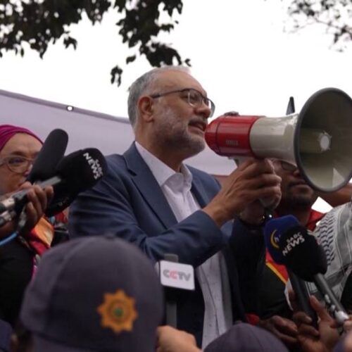 Embajador de Sudáfrica en EE.UU. regresa como héroe a su país tras ser expulsado