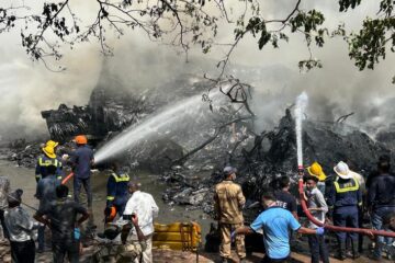 Avión de Air India con 242 personas a bordo se estrella minutos después de despegar