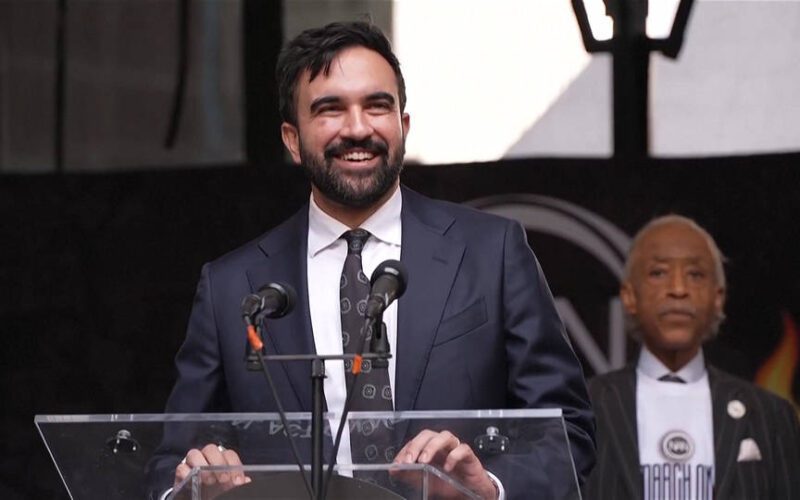 Candidato a la alcaldía de Nueva York asiste a la “Marcha en Wall Street”