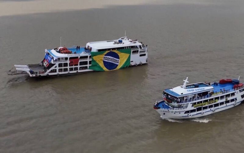 Activistas contra el cambio climático llegan a Belém en la Flotilla de la Cumbre de los Pueblos en el marco de la COP30 en Brasil