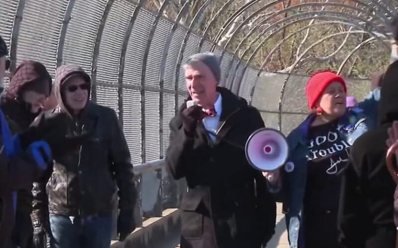 Bill Nye alza la voz en la protesta «No Kings» de Arlington