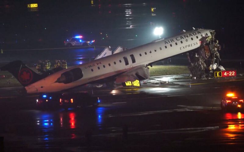 Colisión de avión contra camión de bomberos en Nueva York deja dos muertos y 41 heridos