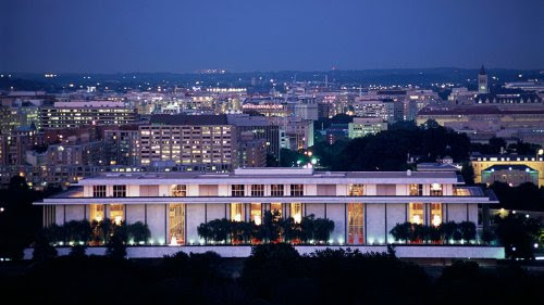 El Kennedy Center vota a favor de suspender sus operaciones durante dos años y nombra a un nuevo presidente