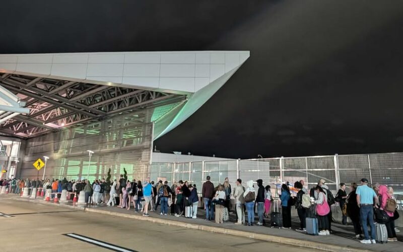 Los trabajadores de la TSA esperan su pago este lunes mientras el aeropuerto BWI registra largas filas
