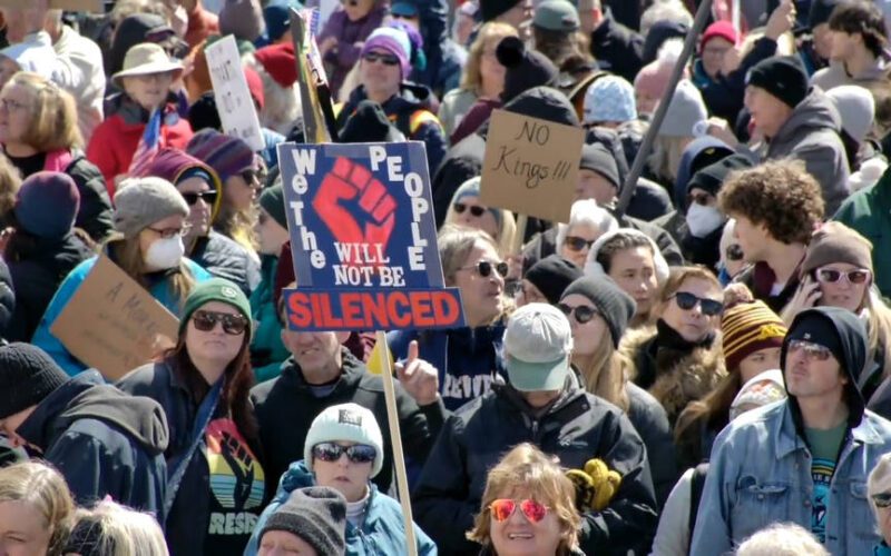 La protesta “No a los reyes” reúne a ocho millones de personas, la mayor en la historia de EE.UU.