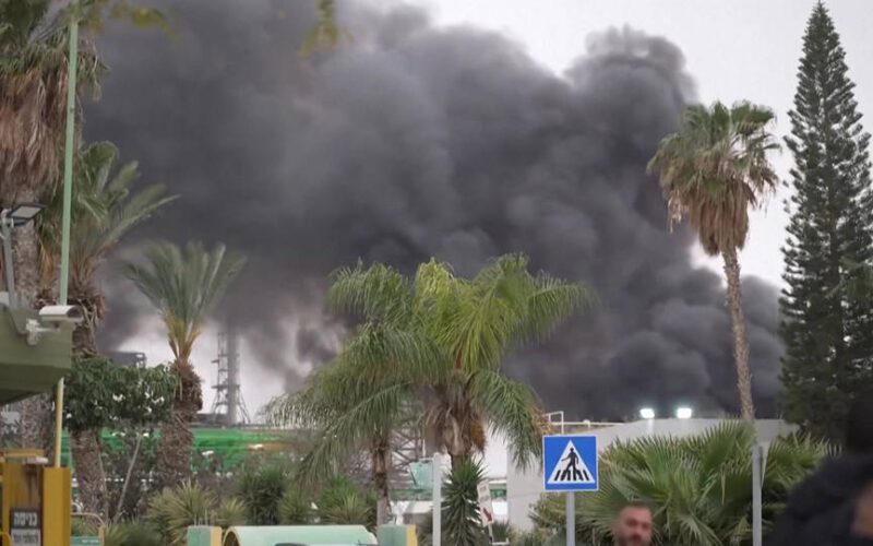 Funcionarios estadounidenses afirman que Irán lanzó misiles y drones contra una base aérea en Arabia Saudí